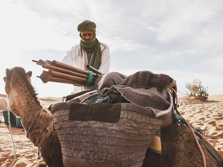Loading the tent onto the camels